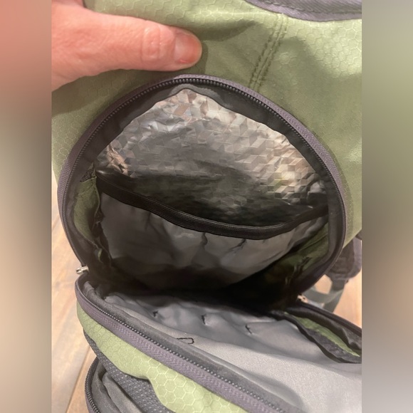 High Sierra Green & Gray Airmesh Back Lightweight Hiking Adjustable Backpack 18” - Picture 5 of 8